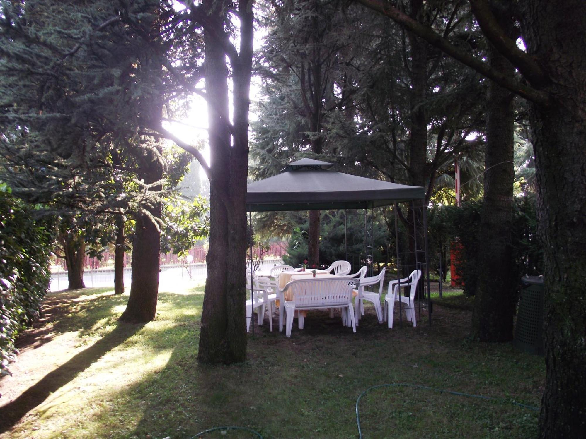 Hotel Motel Ovest Vittuone Exterior foto